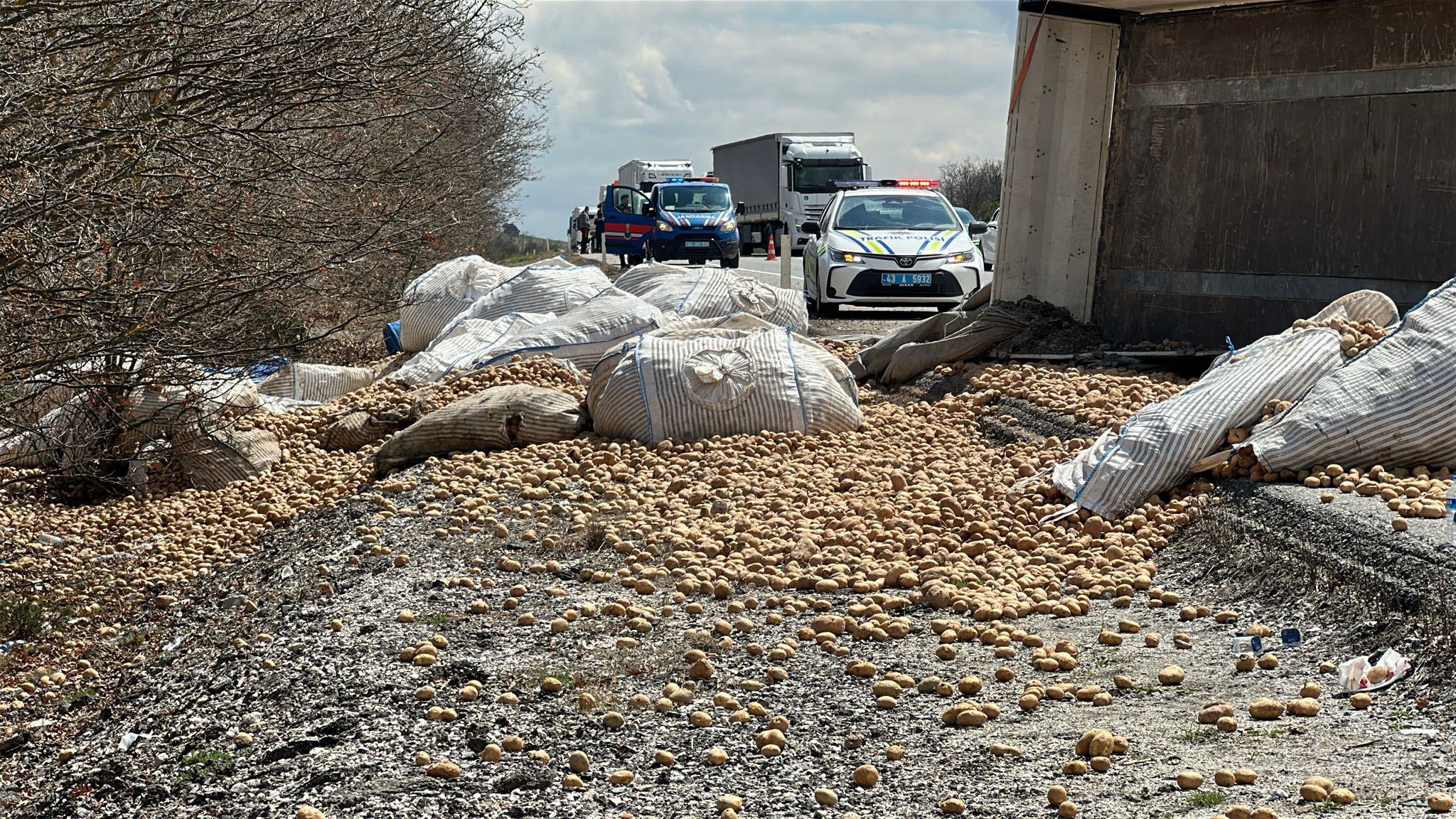 Patates yüklü TIR devrildi
