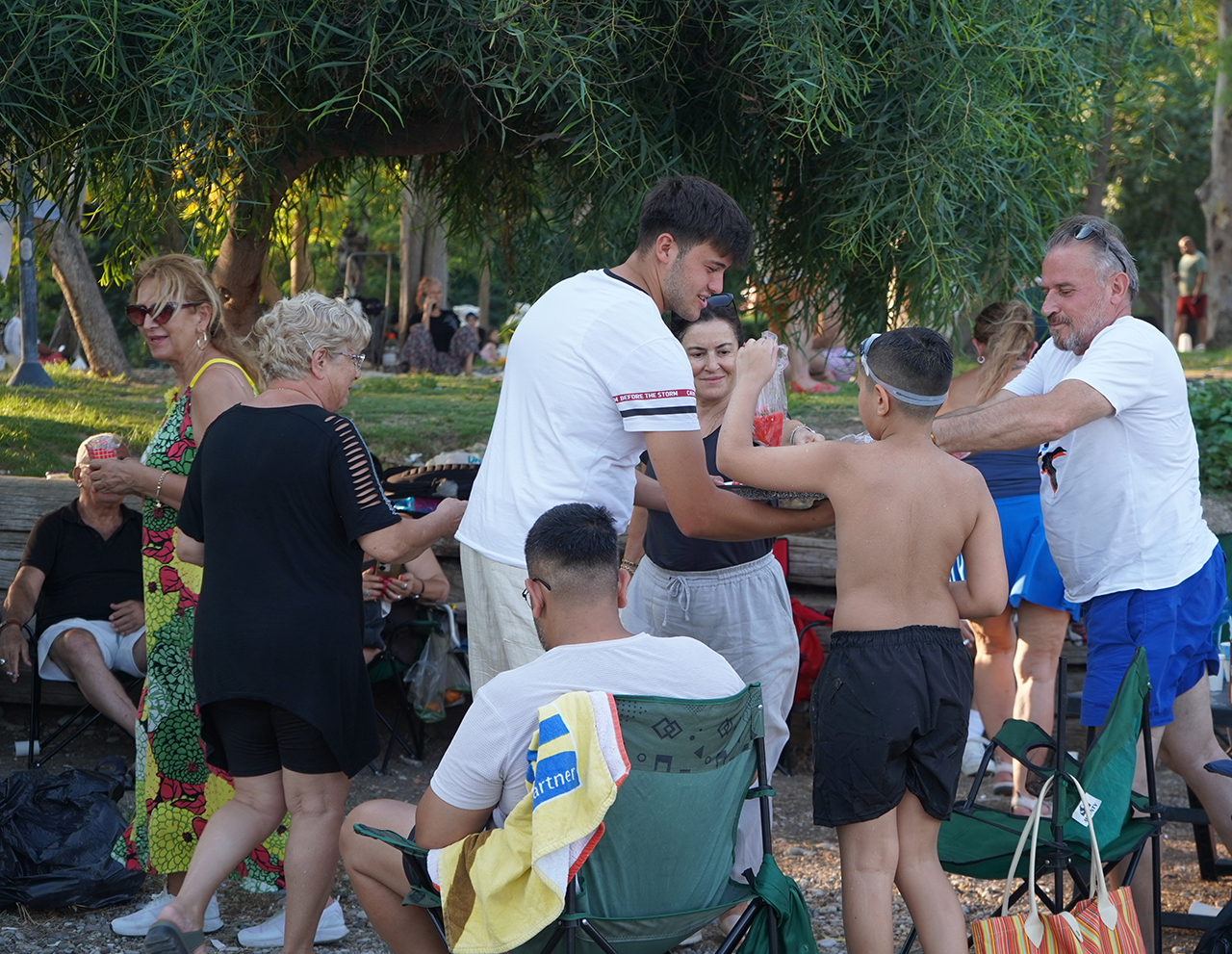 Antalya'da turistleri şaşırtan ikram. İnsanlar serinlesin diye plajda bedava dağıttı