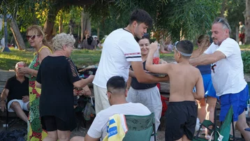 Antalya'da turistleri şaşırtan ikram. İnsanlar serinlesin diye plajda bedava dağıttı