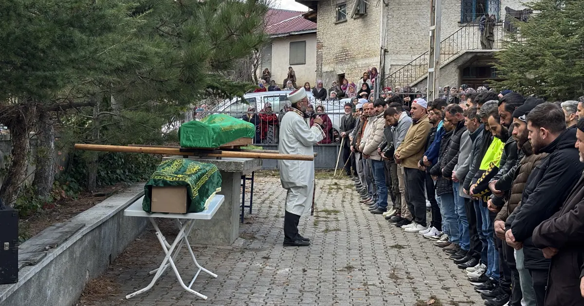 Polis eşi tarafından öldürülen Fatma Gıyar ile iki çocuğu toprağa verildi