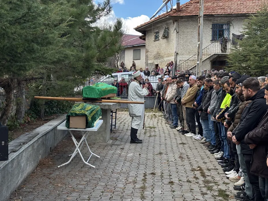 Polis eşi tarafından öldürülen Fatma Gıyar ile iki çocuğu toprağa verildi