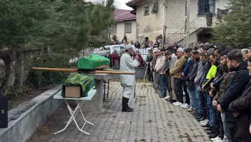 Polis eşi tarafından öldürülen Fatma Gıyar ile iki çocuğu toprağa verildi