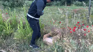 Polisi görünce uyuşturucuyu otların arasına gizlediler