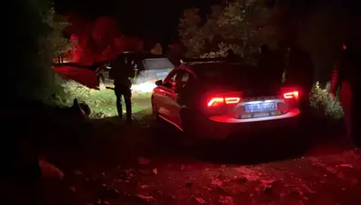 30 kilometrelik takip... Aracı çamura saplandı, ormana kaçtı