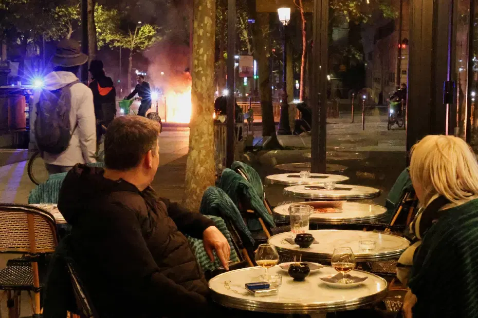 Otel rezervasyonları eriyor. Turistler Fransa'dan kaçıyor