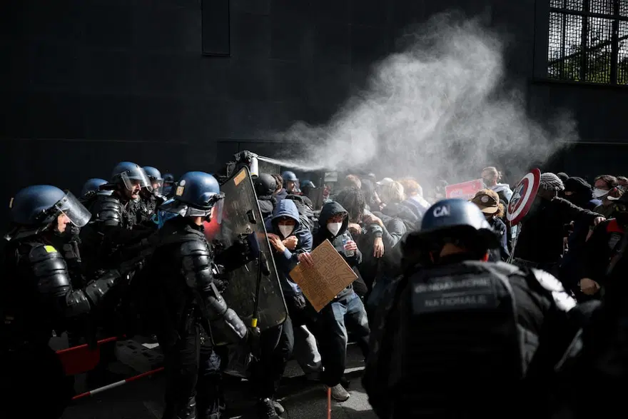 Macron, Fransa'daki liseli protestolarının siyasi odaklarca istismar edildiğini savundu