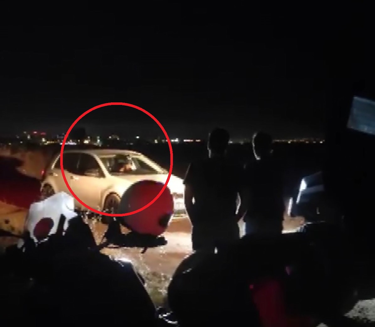 Etrafa ateş açtı, polisi görünce kendini araca kilitleyip silahı başına dayadı