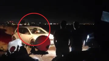Etrafa ateş açtı, polisi görünce kendini araca kilitleyip silahı başına dayadı