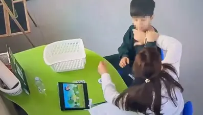 Otizmli çocuğa şiddet. Darp izlerini ailesi fark etti, öğretmenin tutukluluğu devam edecek
