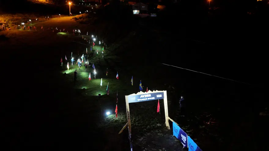 Geceyi kafa lambalarıyla aydınlattılar. 62 ülkeden 2 bin sporcu Rize'de 