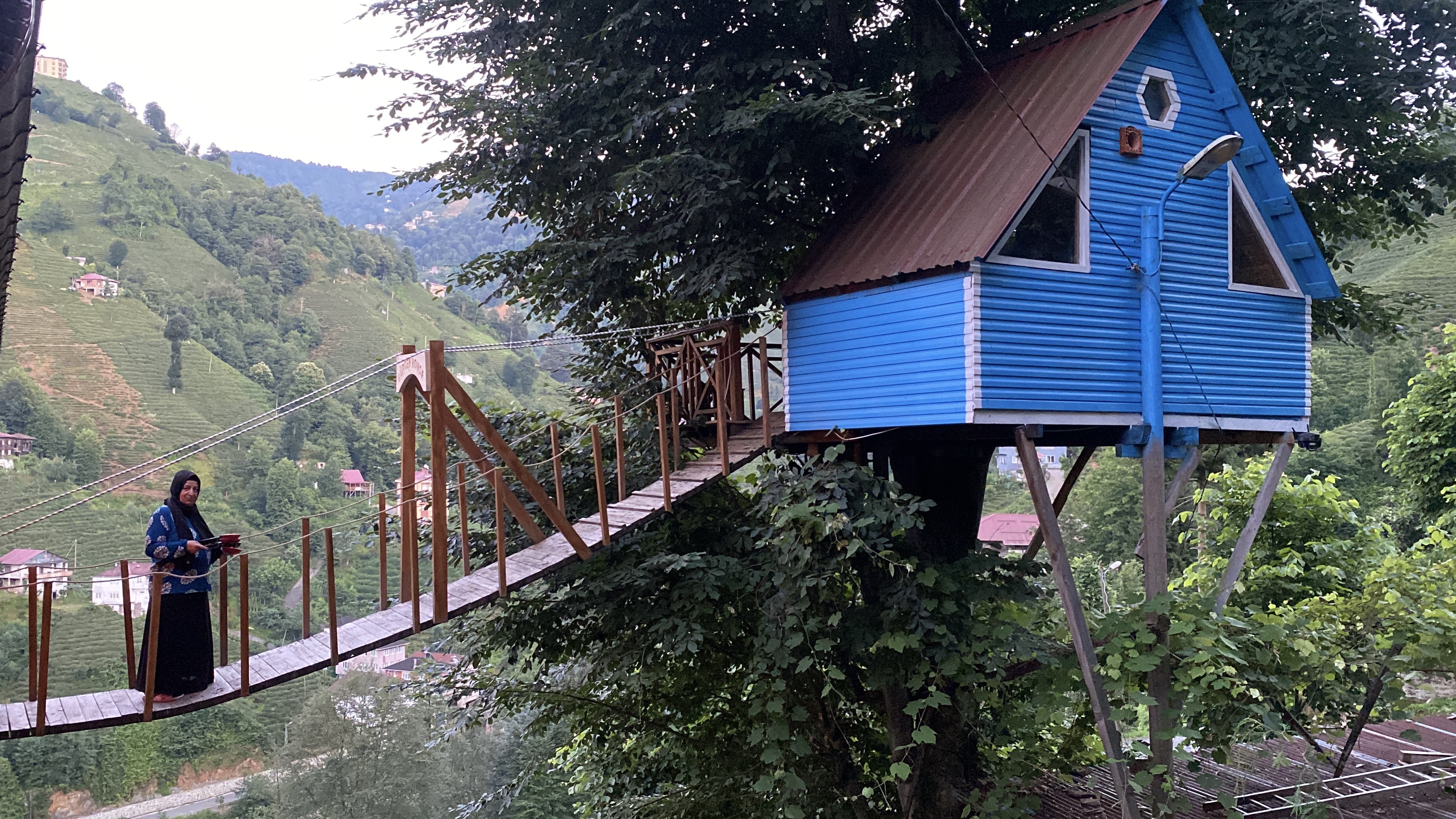 Sadece geceleri çalıştılar, 3 günde yaptılar. Girişe bakanlar "Delilik" diyor