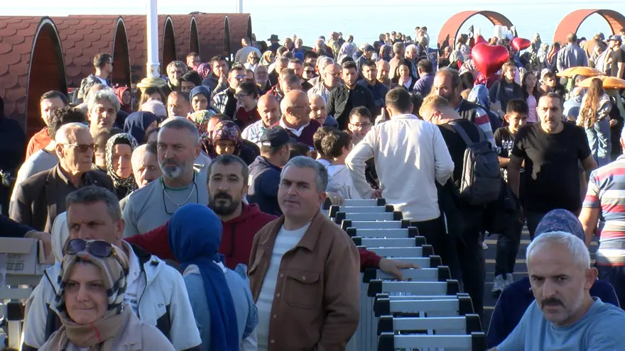 Rize'deki festivalde 2 ton hamsi 2 saatte tüketildi 