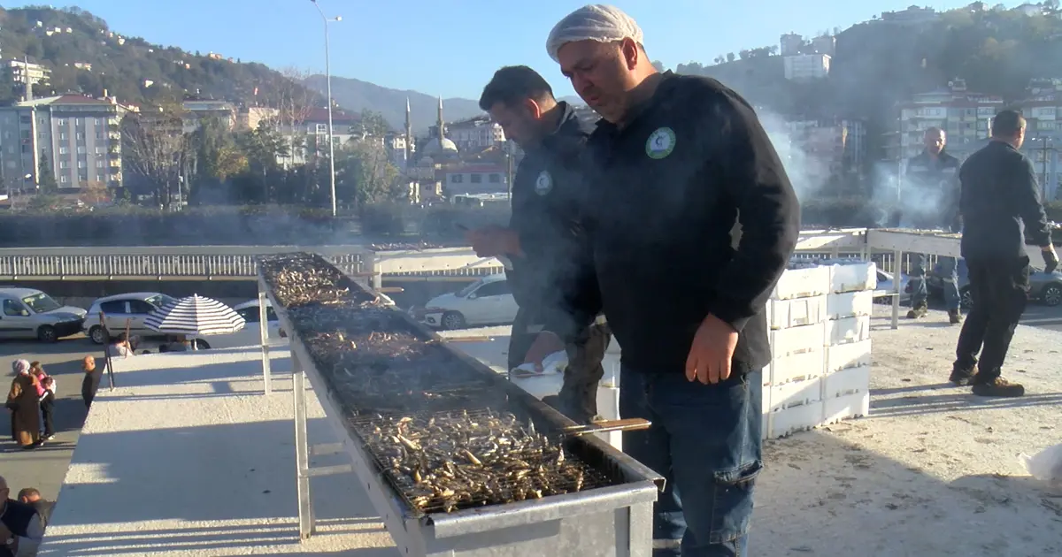 Rize'deki festivalde 2 ton hamsi 2 saatte tüketildi