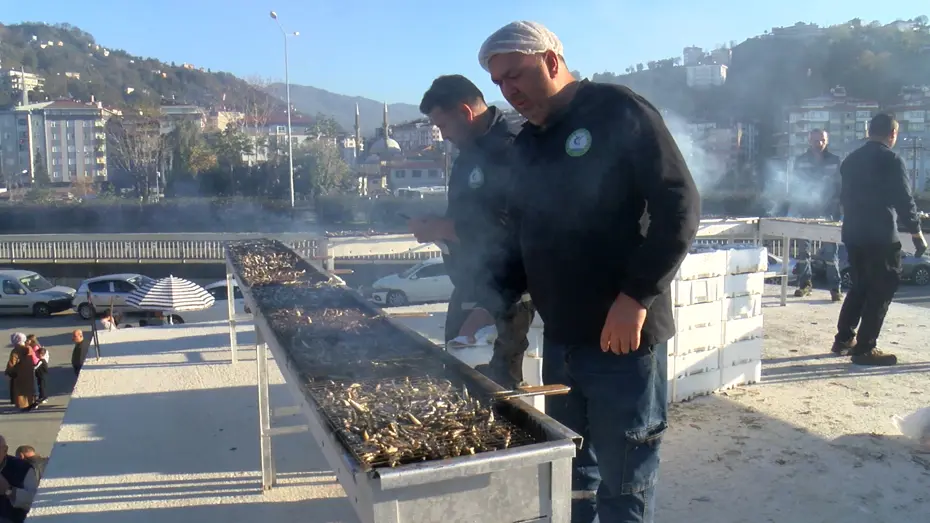 Rize'deki festivalde 2 ton hamsi 2 saatte tüketildi