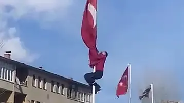 Bayrağı düzeltmek için 15 metrelik direğe tırmandı