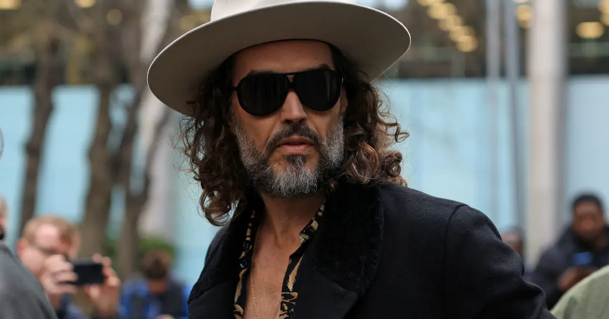 Tecavüz ve cinsel saldırıyla yargılanıyor. Russell Brand suçsuz olduğunu savundu