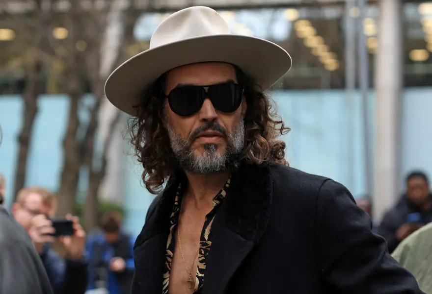 Tecavüz ve sekse saldırıyla yargılanıyor. Russell Brand suçsuz olduğunu savundu 