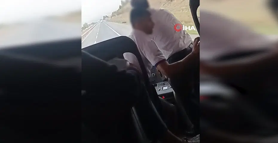 Pes dedirten anlar: Otobüs seyir halindeyken şoför değişimi yaptılar