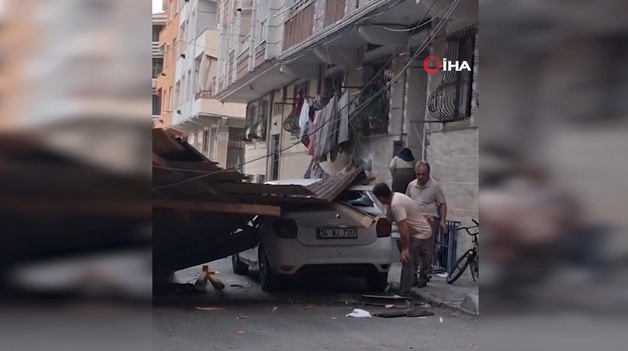 Fırtınada çatı sokağa uçtu: "Karşı binanın çöktüğünü sandım"