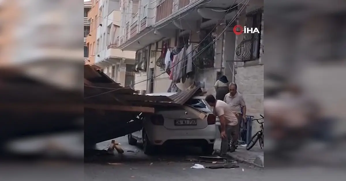 Fırtınada çatı sokağa uçtu: "Karşı binanın çöktüğünü sandım"