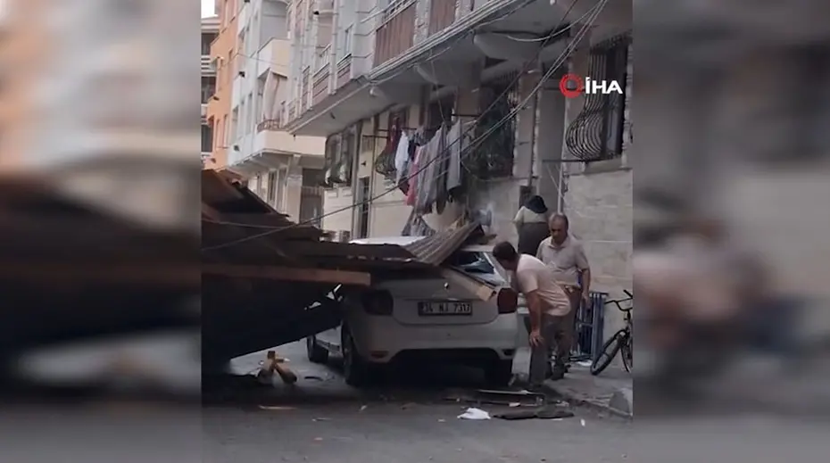 Fırtınada çatı sokağa uçtu: 