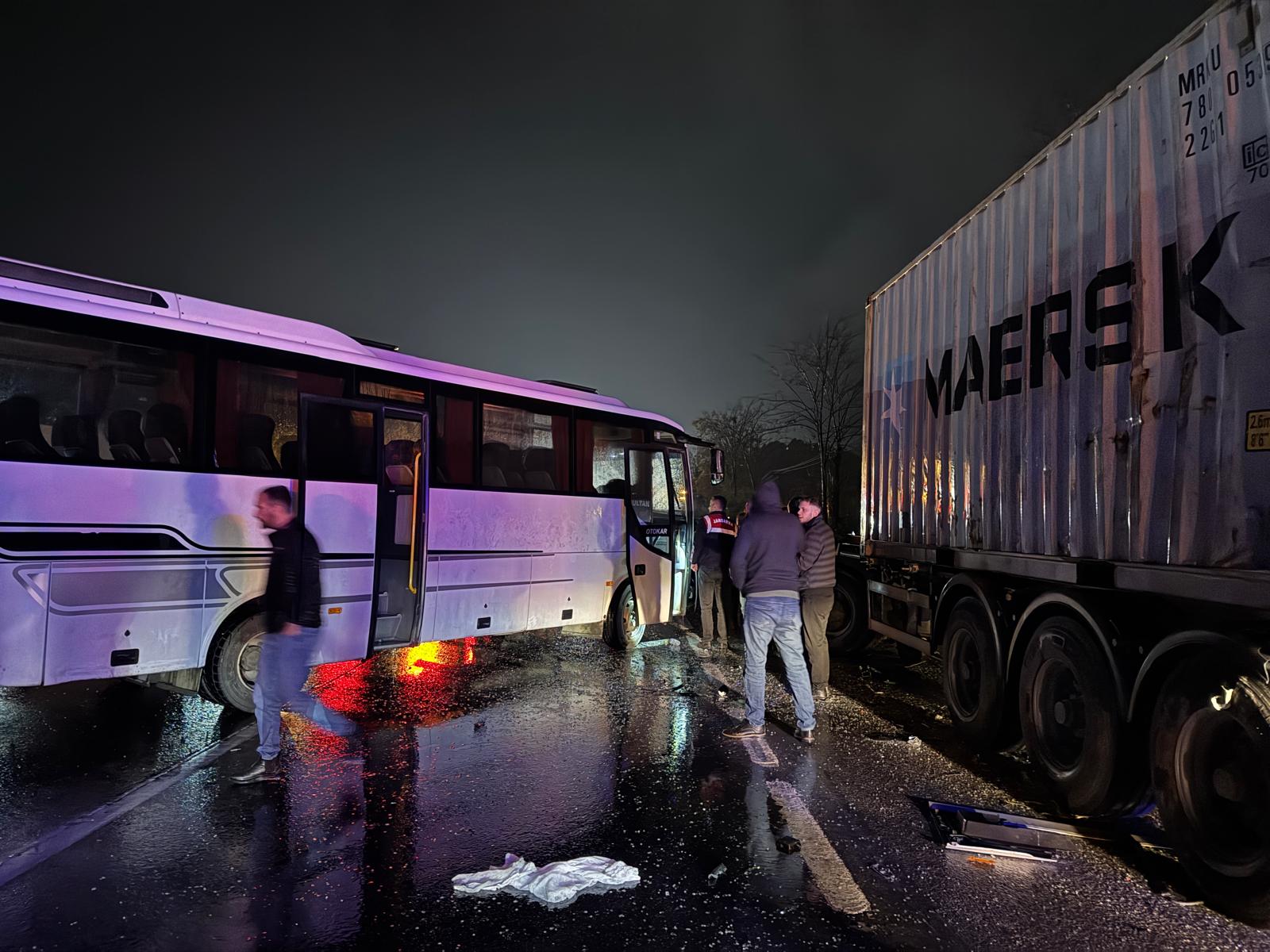 Sakarya'da zincirleme trafik kazasında 12 kişi yaralandı