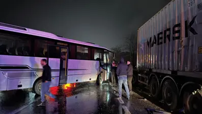 Sakarya'da zincirleme trafik kazasında 12 kişi yaralandı