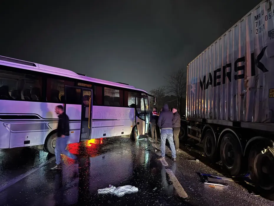 Sakarya'da zincirleme trafik kazasında 12 kişi yaralandı