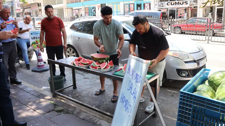 Beşiktaşlı taraftarın Muhammed Salah kararı. 5 ton demişti, sözünden dönmemek için 500 kilo dağıttı 1