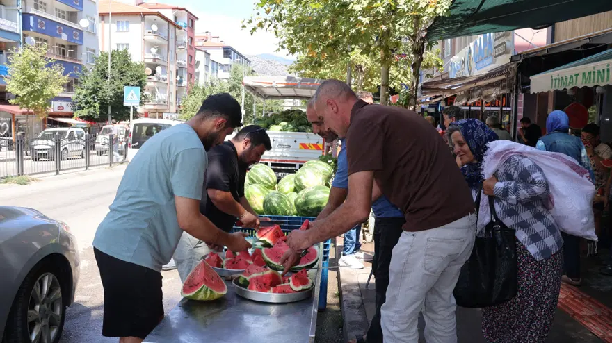 Beşiktaşlı taraftarın Muhammed Salah kararı. 5 ton demişti, sözünden dönmemek için 500 kilo dağıttı 3