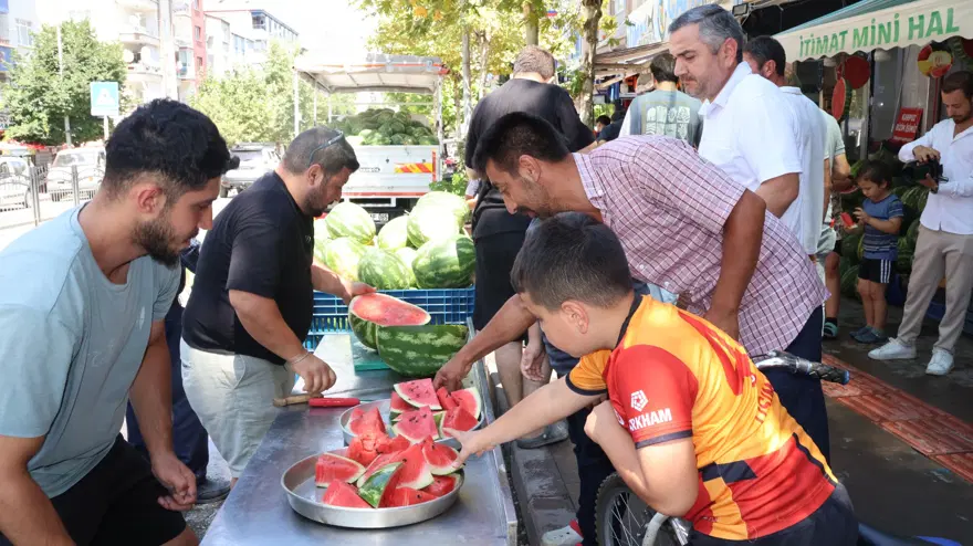 Beşiktaşlı taraftarın Muhammed Salah kararı. 5 ton demişti, sözünden dönmemek için 500 kilo dağıttı 4