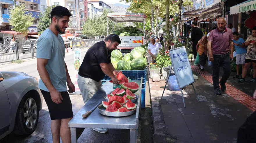 Beşiktaşlı taraftarın Muhammed Salah kararı. 5 ton demişti, sözünden dönmemek için 500 kilo dağıttı 2