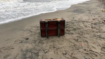 Samsun'da sahile, üzerinde Rusça yazılar olan sandık vurdu