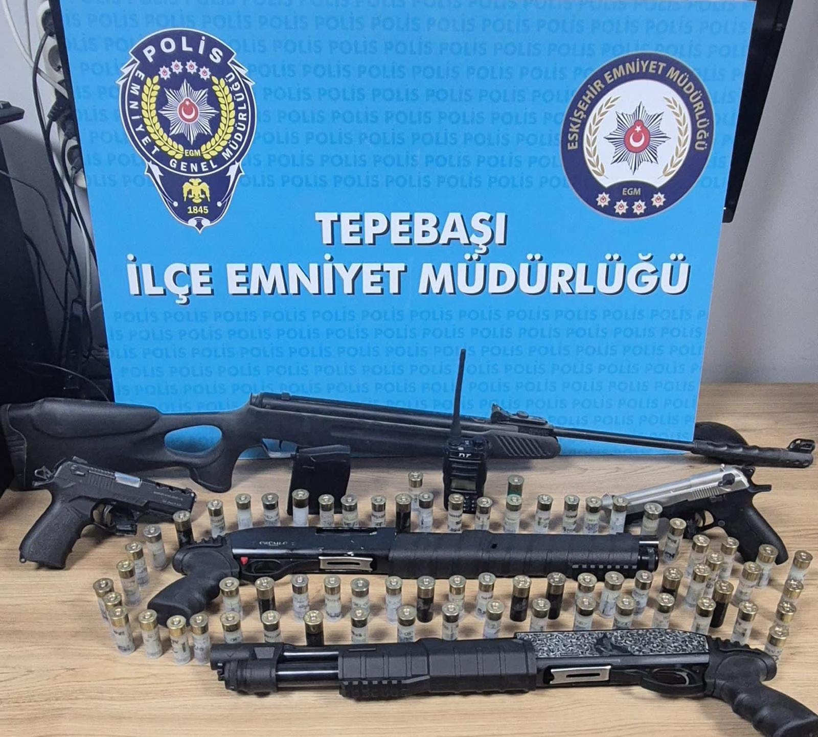 Eskişehir'de sosyal medyadan silahlı paylaşım yapan 2 kişi yakalandı