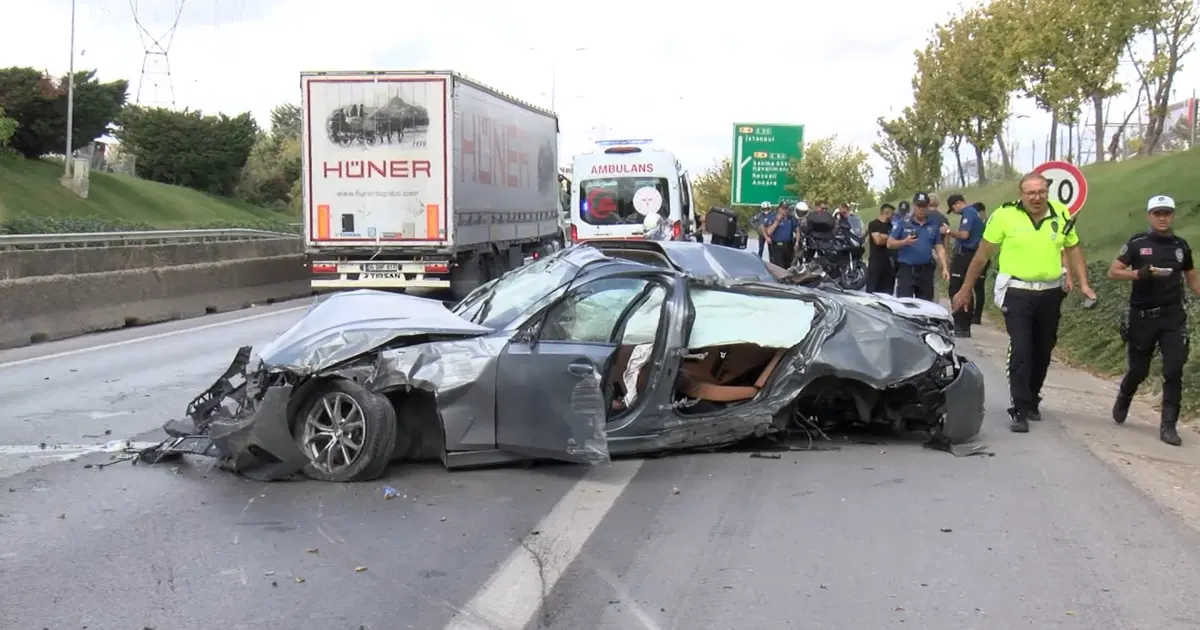 Sancaktepe'de otomobil takla attı. Sürücü aracın sunroofundan yola fırladı