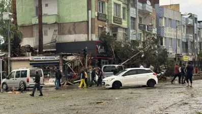 Şanlıurfa'daki fırtınada minare böyle yıkıldı