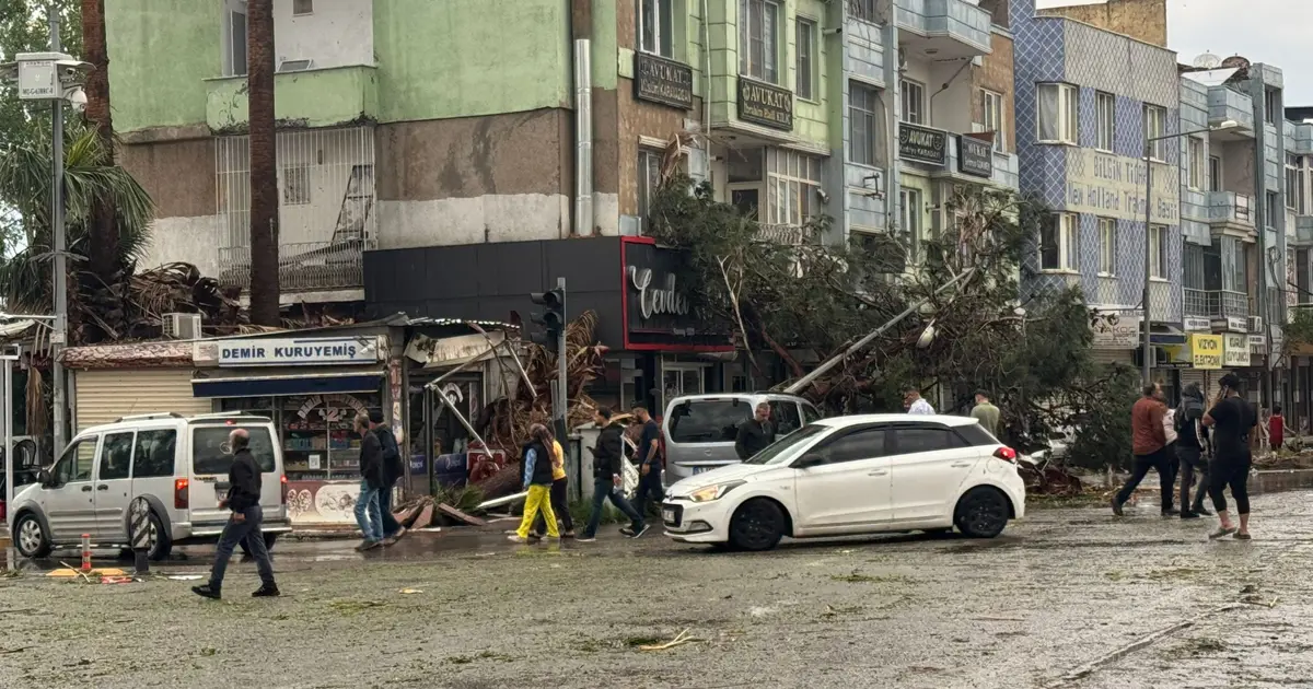 Şanlıurfa'daki fırtınada minare böyle yıkıldı