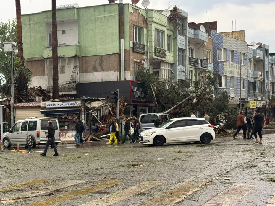 Şanlıurfa'daki fırtınada minare böyle yıkıldı