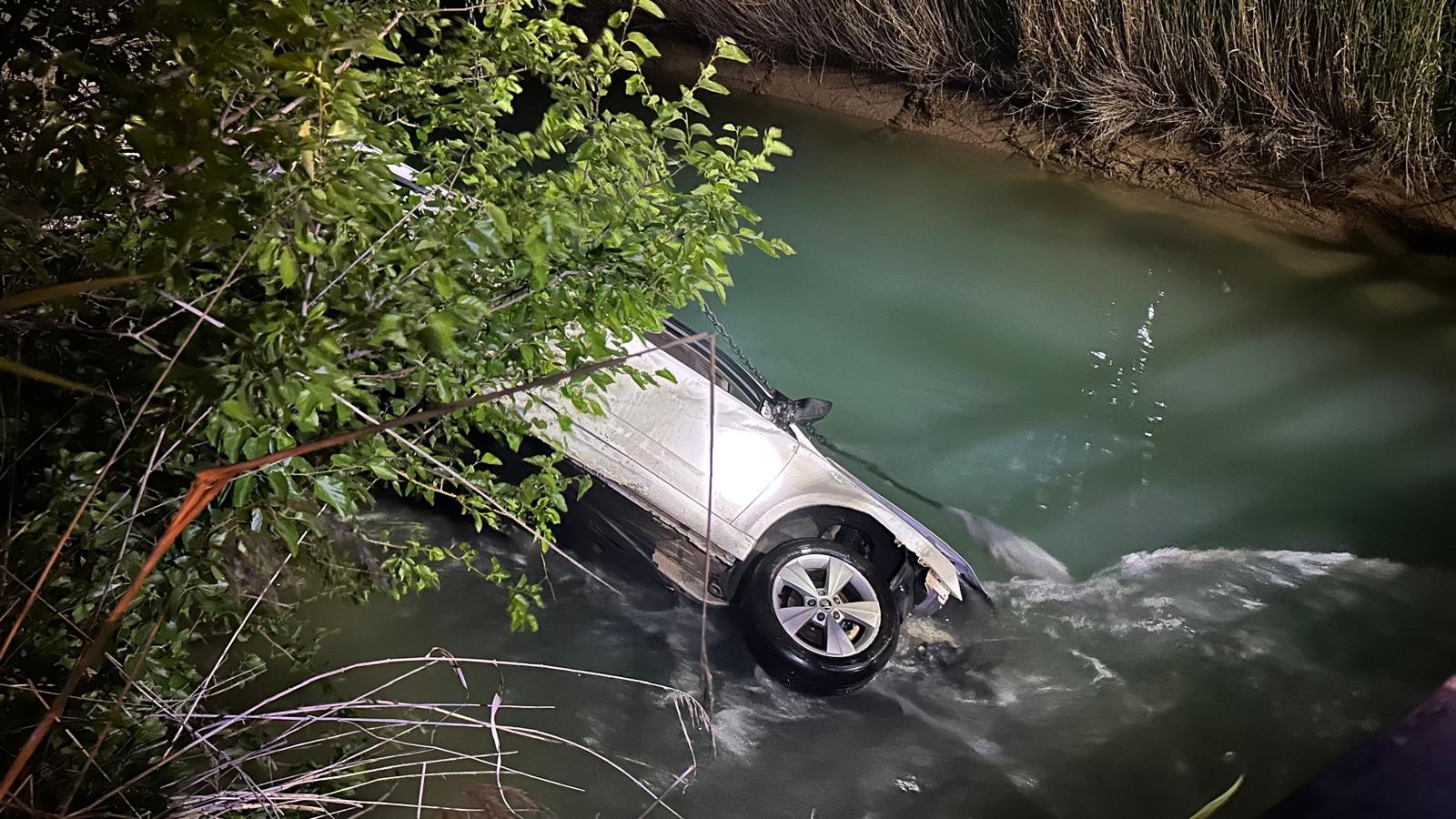 Kanala devrilen otomobildekilere yardım için suya atladı, hayatını kaybetti