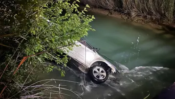 Kanala devrilen otomobildekilere yardım için suya atladı, hayatını kaybetti