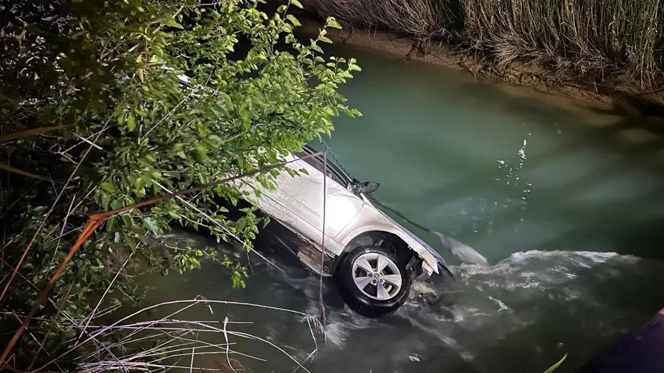 Kanala devrilen otomobildekilere yardım için suya atladı, hayatını kaybetti
