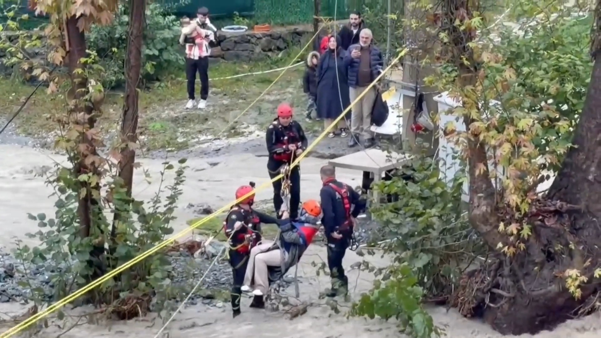 Sakarya'da sağanak köprüyü yıktı: Mahsur kalan 2’si çocuk 8 kişiyi AFAD kurtardı