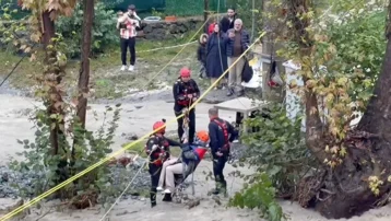 Sakarya'da sağanak köprüyü yıktı: Mahsur kalan 2’si çocuk 8 kişiyi AFAD kurtardı