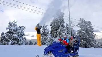 İklim krizine kar müdahalesi, makineler yapay kar üretiyor