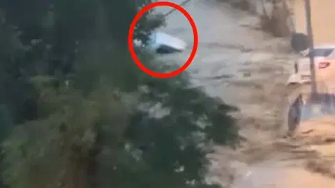 Sarıyer’de selde kayboldu. Ahmet Derin’in sürüklendiği anların görüntüsü