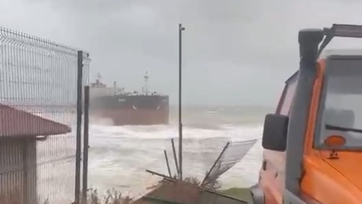 Sarıyer açıklarında LPG yüklü gemi fırtınada sürüklendi
