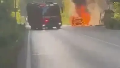 Sarıyer'de seyir halindeki araç alev aldı 
