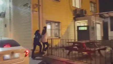 Bankada suçüstü! Polis şubede gözaltına aldı, evinden sahte dolarlar çıktı