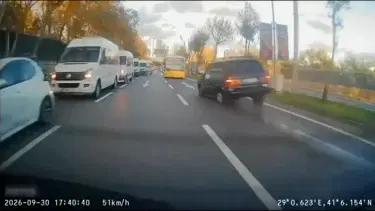Refüjü aşıp karşı şeride geçti, İETT otobüsüne çarptı