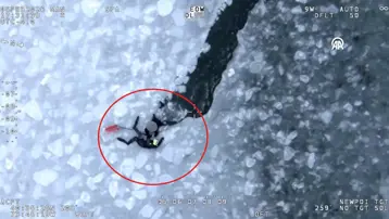 Nefes kesen kurtarma: Donmuş suların ortasında mahsur kaldılar 